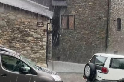 Lluvia y granizo, ayer en el pueblo de Espot.