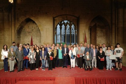 Fotografia de grup de les persones i les entitats locals que van ser distingides ahir.