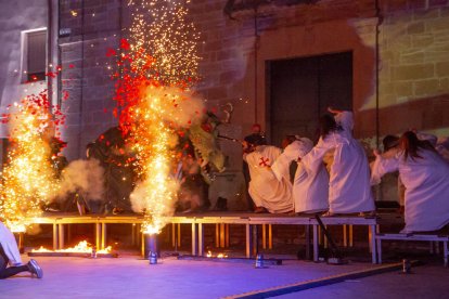 La representació de ‘La llegenda de Sant Jordi’ és l’acte més multitudinari de la fira medieval.