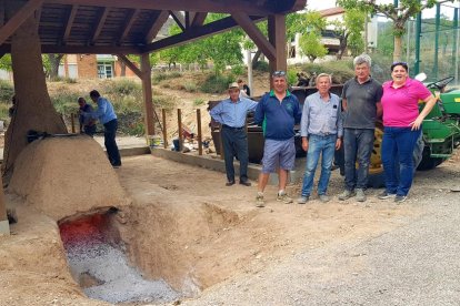 Abel Portilla fundió ayer el bronce para crear una nueva campana en Os de Balaguer. 