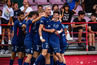 Cristian Valcárcel celebra amb els companys el gol del triomf.