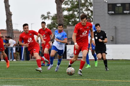 Alfa conduce el balón para el Alpicat mientras Genís Soldevila intenta intervenir en la jugada.