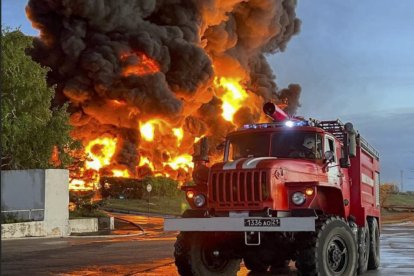 Les flames, avivades pel combustible, van provocar denses columnes de fum visibles a quilòmetres de distància.