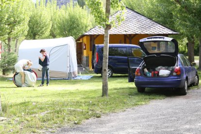 Turistes instal·lant-se a la zona de bungalous en un càmping de Llavorsí.