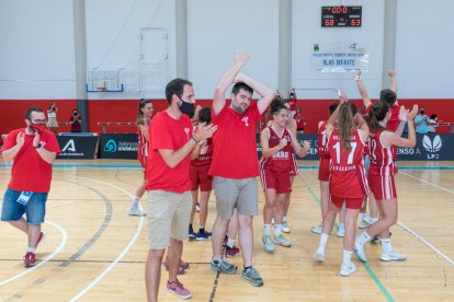 Puig, al centre, celebrant l’ascens a la fase de Màlaga.