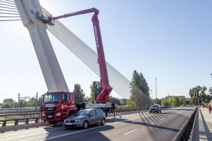 Nova il·luminació per al pont Príncep de Viana i treballs d'estassada als marges de la carretera Ll-11