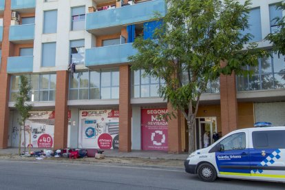 Las maletas que lanzaron desde un piso, en plena calle.