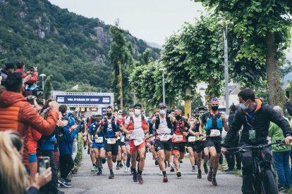 Un moment de la sortida ahir al matí de la prova de 105 quilòmetres de la Val d’Aran by UTMB.