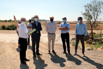 Anson (seg. izq) visitó ayer fincas del canal Algerri-Balaguer.