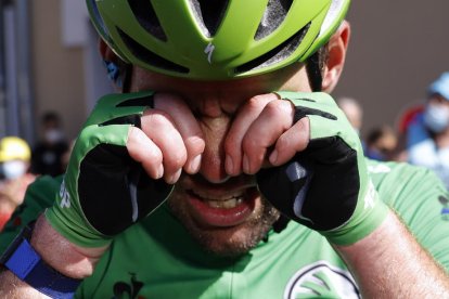 Cavendish, emocionado al final de etapa tras haber hecho historia.