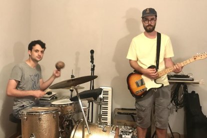 Los dos componentes del dúo de rock y punk Lookmom de La Seu d’Urgell, en un ensayo reciente.