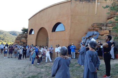 Salida de la procesión irreverente en recuerdo de Iago Pericot en la Vinya dels Artistes.