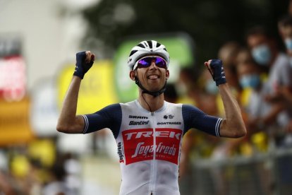 L’holandès Bauke Mollema celebra el seu triomf a l’entrar a la meta.