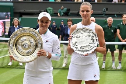 La australiana Asleigh Barty, ganadora de Wimbledon, junto a Karolina Pliskova, finalista.