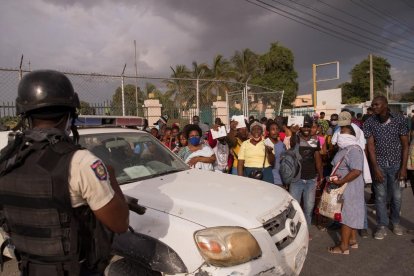 Cientos de haitianos piden visados para huir a EEUU.