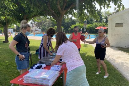 Los organizadores del Mulla't en Les Borges Blanques, preparando la parada junto a la piscina.