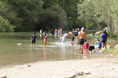 Banyistes refrescant-se ahir a la tarda a la Platgeta de Camarasa.