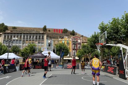 Un dels nombrosos partits de totes les categories que es van jugar ahir a Balaguer.