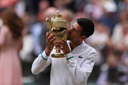 Novak Djokovic besa el trofeu del torneig de Wimbledon, que ha conquerit en sis ocasions.