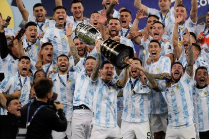 Messi, com a capità, va aixecar a l’estadi de Maracanà un títol que es resistia a l’Argentina des del 1993.