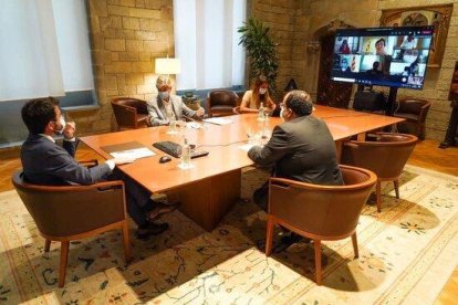 El president Aragonès i els consellers Argimon i Elena durant la reunió extraordinària de la comissió delegada en matèria de covid-19 per establir noves restriccions a l'entorn de la pandèmia.