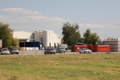 Instal·lacions de SAS a Almacelles, a peu de l’N-240.