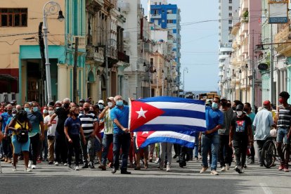 Un grup de persones protesta als voltants del capitoli cubà, a l’Havana.