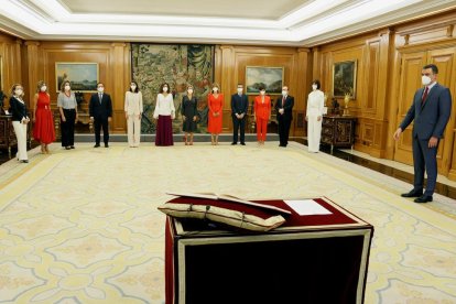 El president Pedro Sánchez al costat dels membres que conformen el seu nou equip de Govern, durant l’acte de presa de possessió ahir al Palau de La Zarzuela.