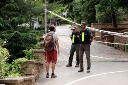 Els Agents Rurals informen a un visitant de Montserrat que no pot accedir a la zona del funicular de Sant Joan.