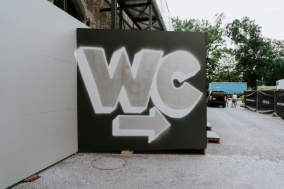 Fotografia d'una pintada de les sigles WC