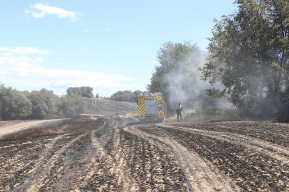 Bombers ahir al migdia durant l’extinció de l’incendi de Riner.