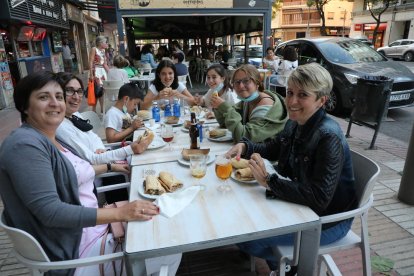 Un grup gaudeix de l’oferta en un dels establiments participants del Tasta la Fresca.