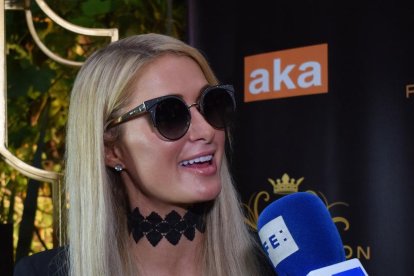 Paris Hilton aprèn a cuinar