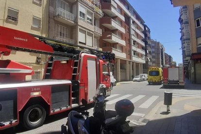 Bomberos y SEM entraron en el domicilio en Cronista Muntaner. 