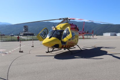 El nuevo helicóptero de rescate con personal del SEM, en La Seu. 