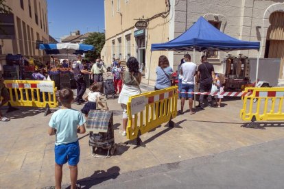 Imatge de les cues que es van formar ahir al mercat setmanal de Guissona.