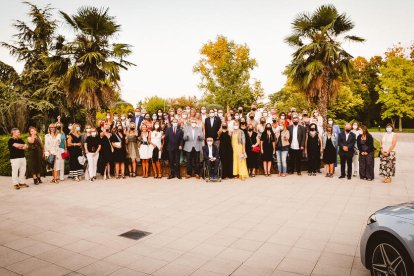 Foto de família dels participants en el sopar solidari que va organitzar l’associació Ap! Lleida, al Palau de Margalef.