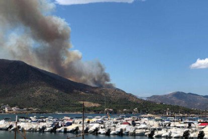 L'incendi, vist des del Port de la Selva.