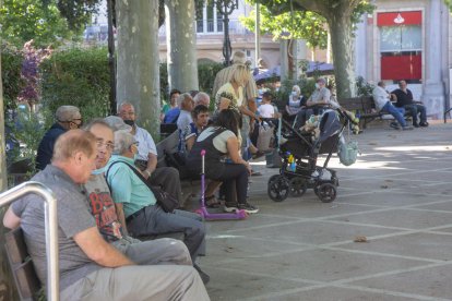 Vista de la plaça del Carme de Tàrrega ahir a la tarda, amb veïns refugiant-se del sol.