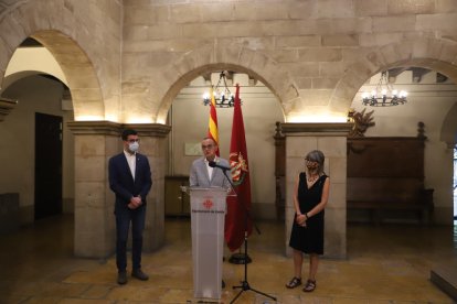 L’alcalde, Miquel Pueyo (ERC), entre els tinents d’alcalde Toni Postius (JxCat) i Sandra Castro (ERC).