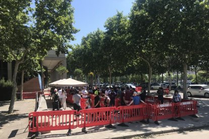 Colas para vacunarse ayer contra la Covid en el Onze de Setembre.