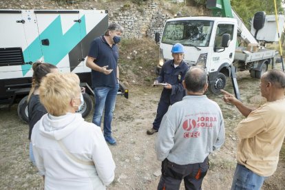 Veïns i operaris parlant durant el boicot als treballs, que finalment es va aixecar.