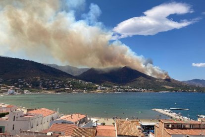 Espectacular vista general de l’incendi de Llançà vist des del Port de la Selva.