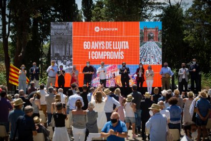 Jordi Cuixart amb els exmembres del Govern de Carles Puigdemont i Anna Gabriel, ahir a Elna.