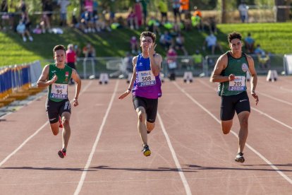 Martí Serra, al centre, durant la participació ahir en la prova de 100 metres.