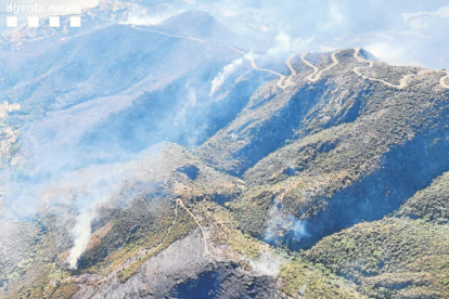 Vista general del incendio de Llançà desde el aire donde se observan las distintas zonas afectadas por las llamas.