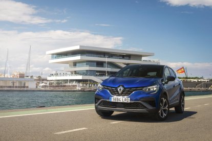 La nova versió E-Tech híbrid autorecarregable de 145 CV s'afegeix a l'actual híbrida endollable. Combina un motor 1.6 tèrmic de gasolina amb dos propulsors elèctrics.