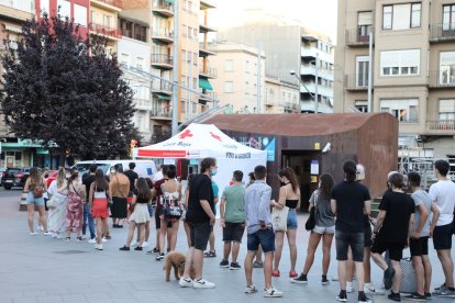 Colas de jóvenes para hacerse una PCR  -  Un total de 195 personas de entre 16 a 30 años se hicieron ayer una PCR en un cribaje que se llevó a cabo en la plaza Ricard Viñes.  De hecho, tuvo que cerrarse la cola dos horas antes de lo previsto po ...