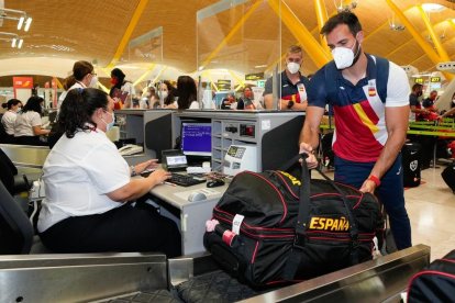 El lleidatà Saúl Craviotto, a l’aeroport en el moment d’embarcar cap a Tòquio.