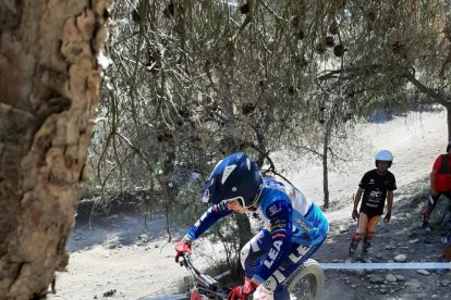 Un dels participants durant el recorregut de la prova.